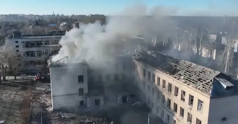 রাশিয়ায় মিসাইল ও ড্রোন হামলায় ক্ষতিগ্রস্থ ভবন